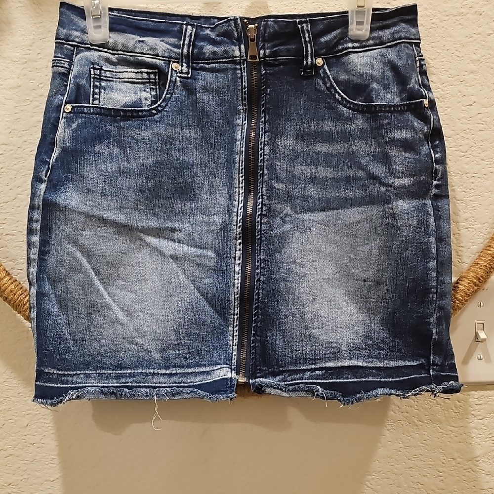 Stylish Denim Mini Skirt with Front Zipper